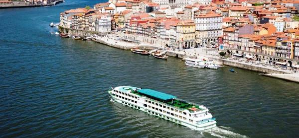 El MS Fernao de Magalhaes pasando frente a la bella ciudad de Oporto (Portugal) MS FERNAO DE MAGALHAES CROISIEUROPE OFERTA RIO DUERTO OPORTO